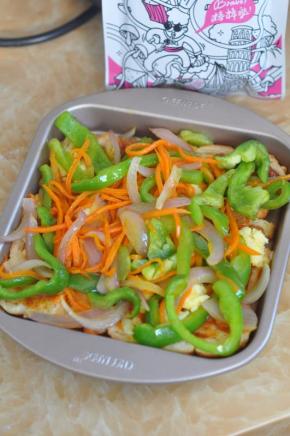 将炒好的菜铺上。