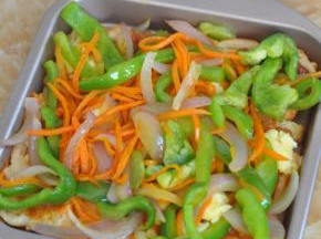 将炒好的菜铺上。