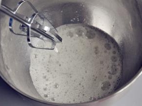 取一个无油无水的打蛋盆，将蛋清倒入，打发至鱼眼状时加入第一次糖。