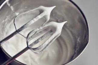 待蛋清细腻无泡时再加第二次糖，打蛋器提起有小弯勾时加入第三次，最后打发至有小尖勾。