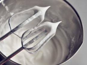 待蛋清细腻无泡时再加第二次糖，打蛋器提起有小弯勾时加入第三次，最后打发至有小尖勾。