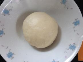 把除黄油外的所有材料混合在一起揉成光滑的面团。