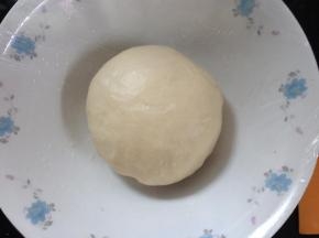 把除黄油外的所有材料混合在一起揉成光滑的面团。