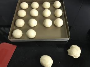 松驰好的面团排气后分割成大小相同的16个小剂子。