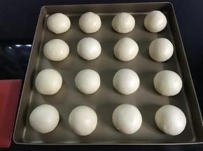 滚圆后码入烤盘中。