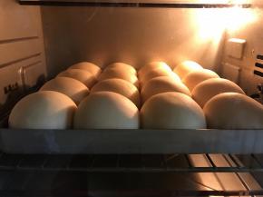 入预热好的烤箱，中层，180度，20分钟左右。