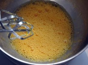 取4个常温鸡蛋，放入打蛋盆中，为了更好的打发全蛋，在地下坐一盆温水，分三次加入细砂糖打发，鱼眼状加入第一次。