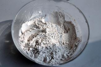 提前混合低筋面粉和可可粉，并过一次筛。