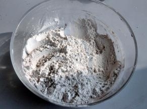 提前混合低筋面粉和可可粉，并过一次筛。