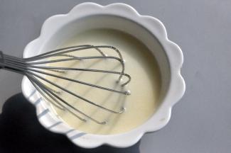 提前混合牛奶与玉米油。