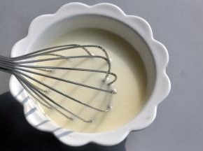 提前混合牛奶与玉米油。