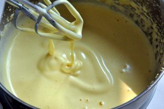 打发到滴落的蛋液不立即消失，或者用牙签插进去不倒即可。