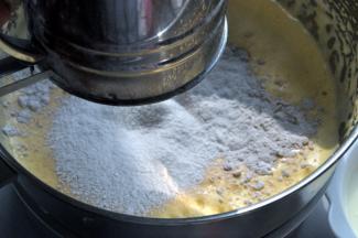 分两次加入过筛好的面粉。