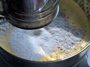 分两次加入过筛好的面粉。