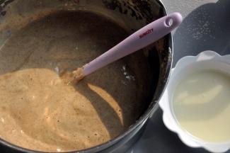 快速翻拌均匀，无面粉颗粒。