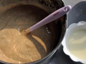 快速翻拌均匀，无面粉颗粒。