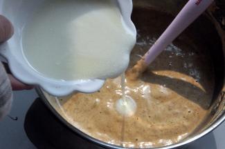 倒入提前混合好的牛奶、玉米油。