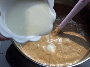 倒入提前混合好的牛奶、玉米油。