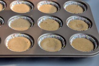 快速翻拌，让它们与面糊充分融合，将面糊倒入纸杯中，8分满就可以了。