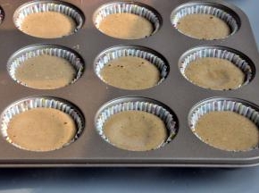 快速翻拌，让它们与面糊充分融合，将面糊倒入纸杯中，8分满就可以了。