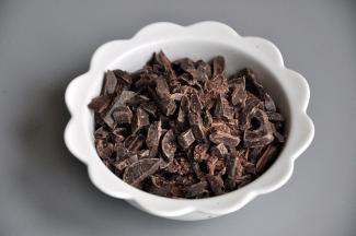 将巧克力用刀切碎，这样比较好融化。