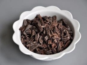 将巧克力用刀切碎，这样比较好融化。