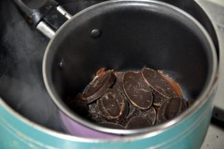 用隔水加热法，热水温度在60°c为最佳，往同一个方向不断搅拌，注意不要让水汽进入巧克力内。