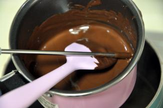 一边加热一边搅拌，将巧克力加热到50-55度之间，这是黑巧克力的溶解温度，注意不要超过55度，巧克力过热会水油分离，结块。