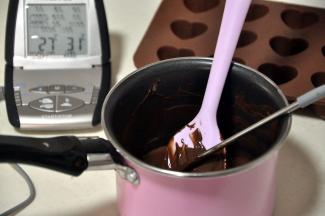 当达到了这个温度，速度关火，取出小锅放在大理石台上，继续一个方向搅拌至温度降至27-28度。