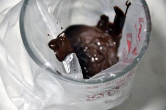 迅速将巧克力倒在裱花袋里。