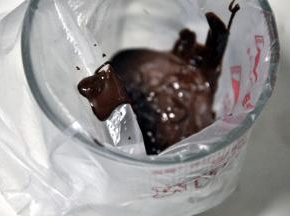 迅速将巧克力倒在裱花袋里。