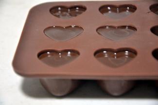 将花嘴剪开一个小口，从模具的底部开始挤，挤好后轻轻震一下模具，震掉气泡。