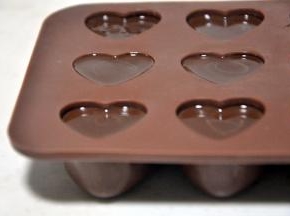 将花嘴剪开一个小口，从模具的底部开始挤，挤好后轻轻震一下模具，震掉气泡。