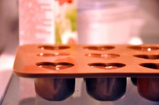 将模具放入冰箱冷藏一小时，待巧克力凝固好了，脱模即可。