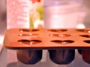 将模具放入冰箱冷藏一小时，待巧克力凝固好了，脱模即可。