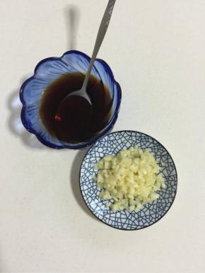 蒜瓣剥皮剁碎，味极鲜酱油，糖，盐和醋搅拌均匀调成料汁儿备用！（没有味极鲜酱油的也可以用生抽来代替哦。）
