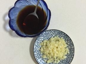 蒜瓣剥皮剁碎，味极鲜酱油，糖，盐和醋搅拌均匀调成料汁儿备用！（没有味极鲜酱油的也可以用生抽来代替哦。）
