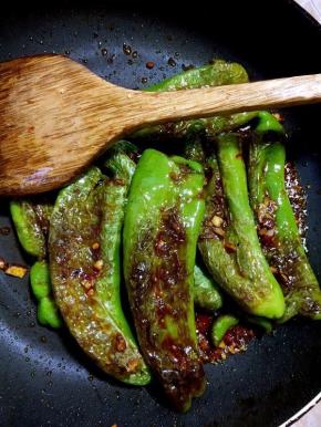 起锅前加入适量的鸡精调味即可！
