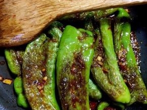 起锅前加入适量的鸡精调味即可！
