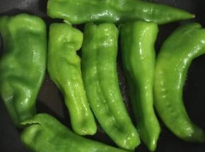 锅烧热，放入适量的油，把擦干水分的薄皮青椒放进去中小火慢慢的煎！
