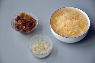 银耳泡发2-3小时，桃胶、皂角米和薏仁提前一晚泡发，桃胶里面有很多杂质，要挑出来