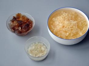 银耳泡发2-3小时，桃胶、皂角米和薏仁提前一晚泡发，桃胶里面有很多杂质，要挑出来