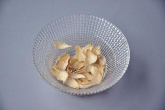白合洗净后侵泡。