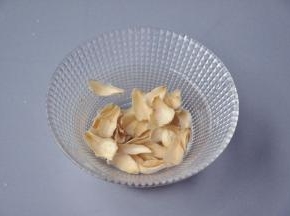 白合洗净后侵泡。