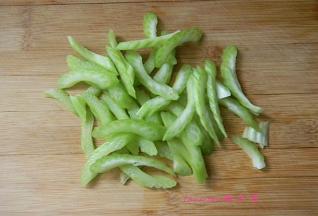 将西芹切斜刀片；