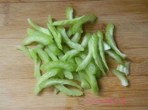 将西芹切斜刀片；