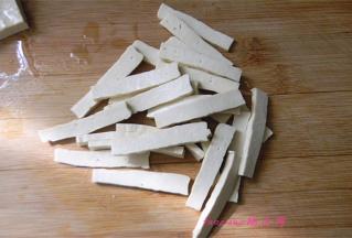 将白豆干切片；