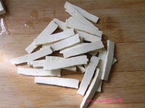 将白豆干切片；