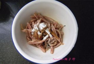 切好的肉丝里，放入料酒、生抽、淀粉、食用油2克抓拌均匀后，腌制15分钟；