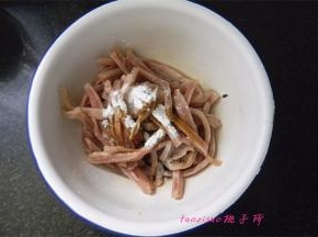 切好的肉丝里，放入料酒、生抽、淀粉、食用油2克抓拌均匀后，腌制15分钟；